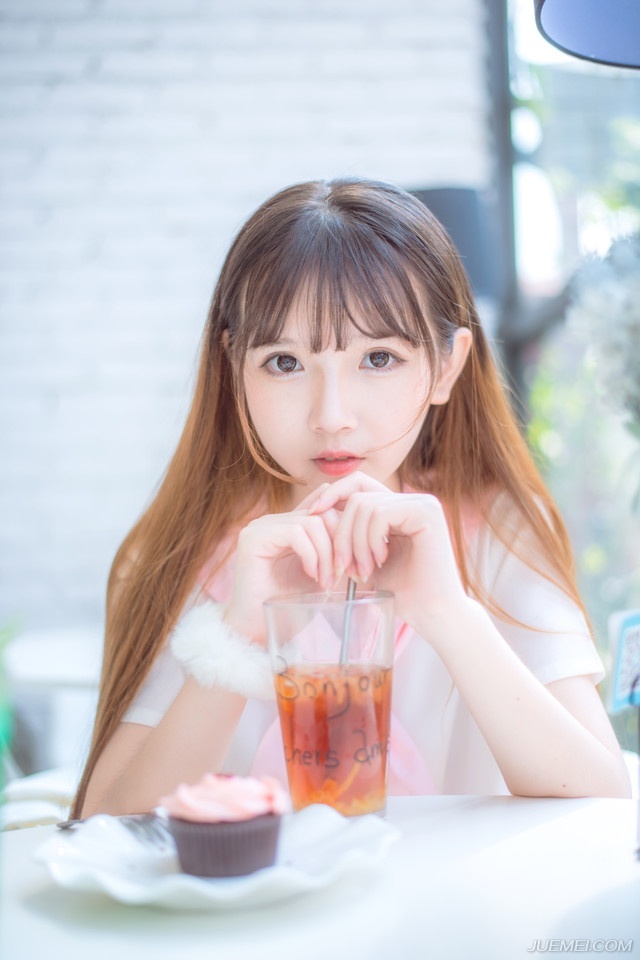 面对人生，与其防守，不如进攻，等待着别人为我们提供意义及价值上的安全感，不如自己去追寻———拿人生去冒险更为合理，就像与其我们等待一个爱人找我们，不如我们主动去找他们。被追求的苦恼在于，追求我们的人，多半不是我们所愿意的，我们可以去追求我们认为理想的人。坐等一切来临更像植物。——韩寒《所有人问所有人》